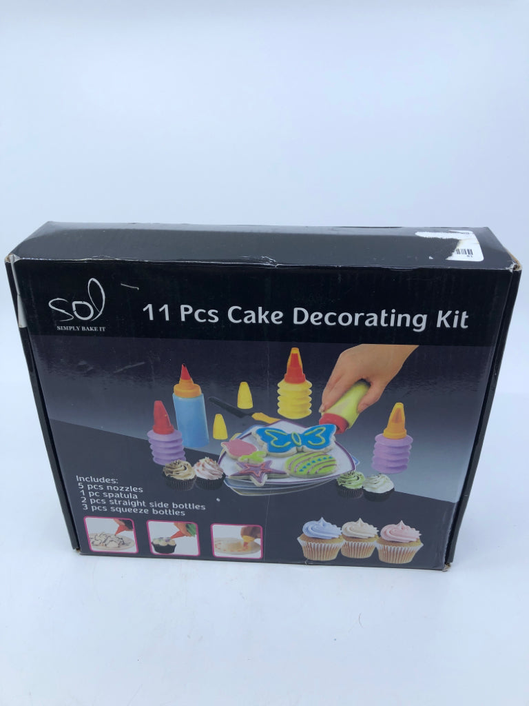 NIB 11PC CAKE DECORATING KIT.