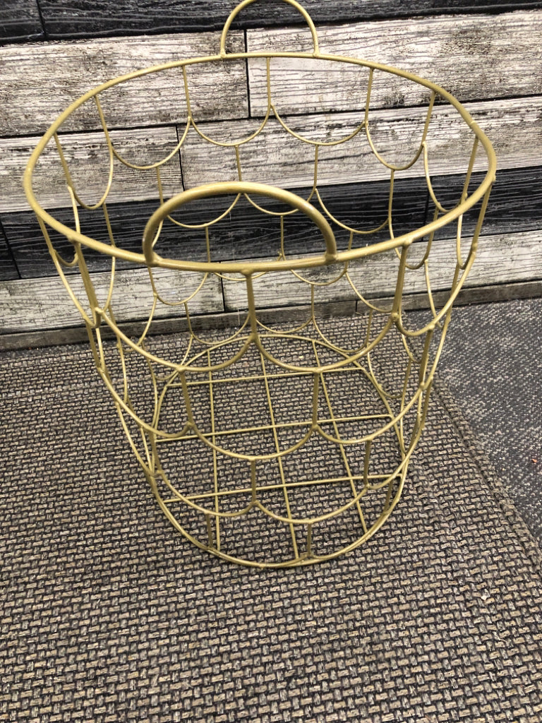 GOLD WIRE BASKET W/HANDLES.