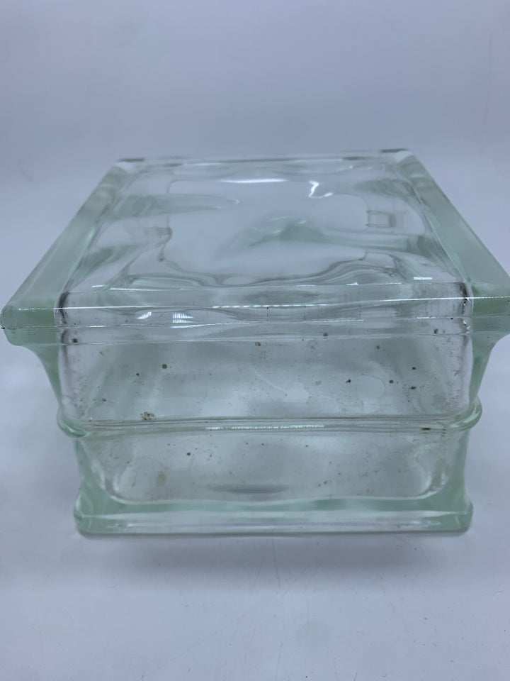 SQ CLEAR GLASS BLOCK VASE W/WAVY DESIGN.