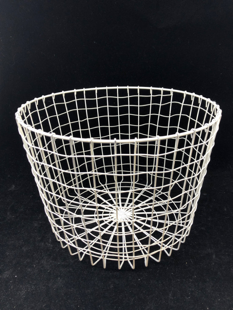 WHITE CHICKEN WIRE ROUND BASKET.