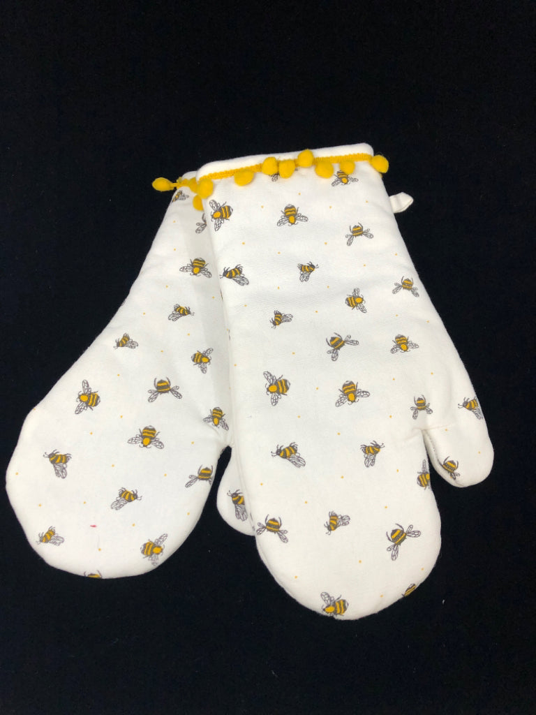 2PC BEE OVEN MITTS W/YELLOW POM-POMS.