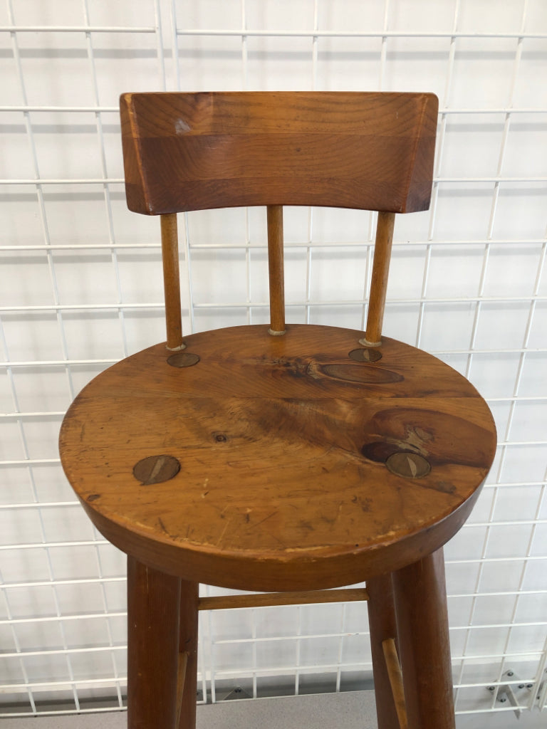 VTG-STYLE WOODEN BAR STOOL.