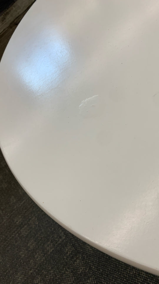 3-TIER WHITE CIRCLE TABLE.