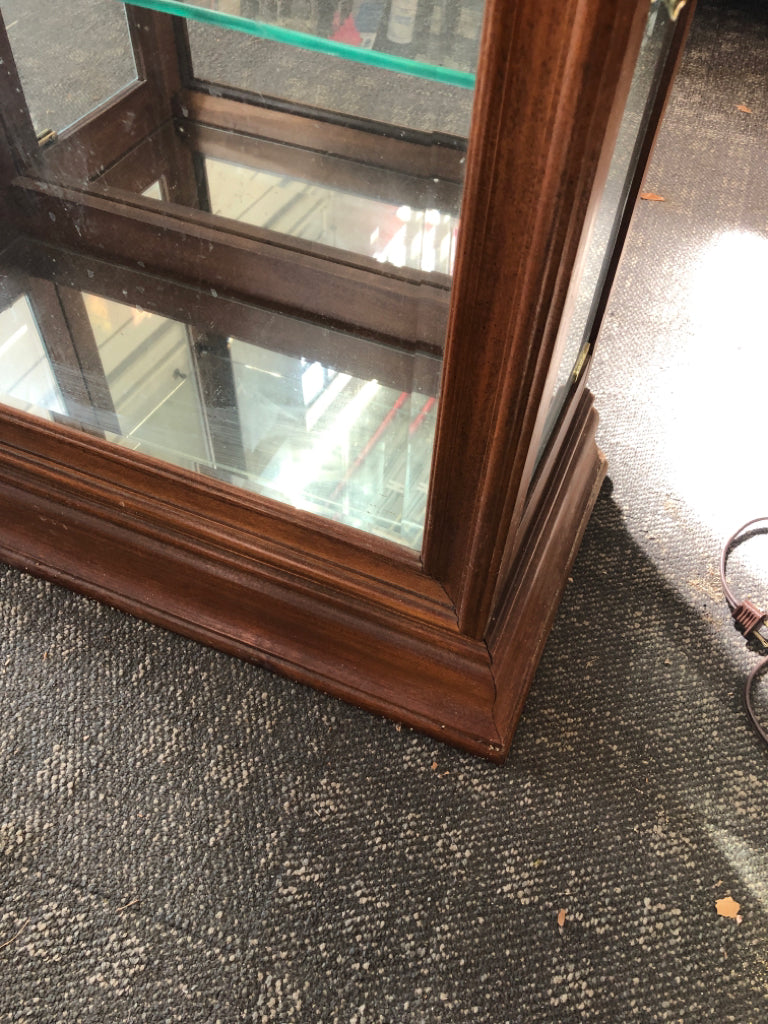 5 SHELF WOOD LIGHT CURIO CABINET.