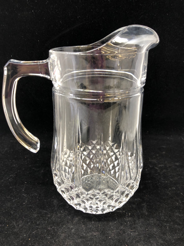GLASS PITCHER W HANDLE.