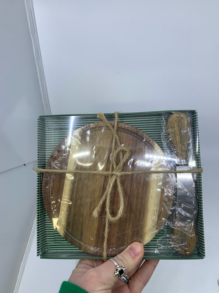 NIP SMALL WOOD CHEESE BOARD W/ 2 UTENSILS.