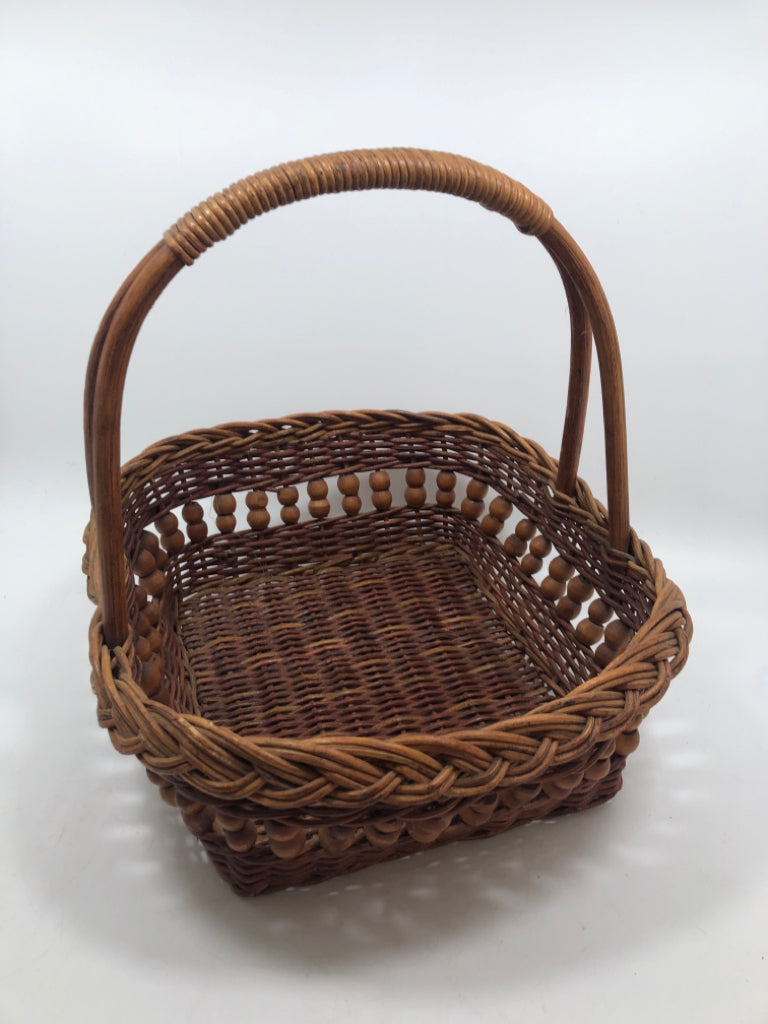 SQUARE BASKET W/WOOD BEADS AND HANDLE.