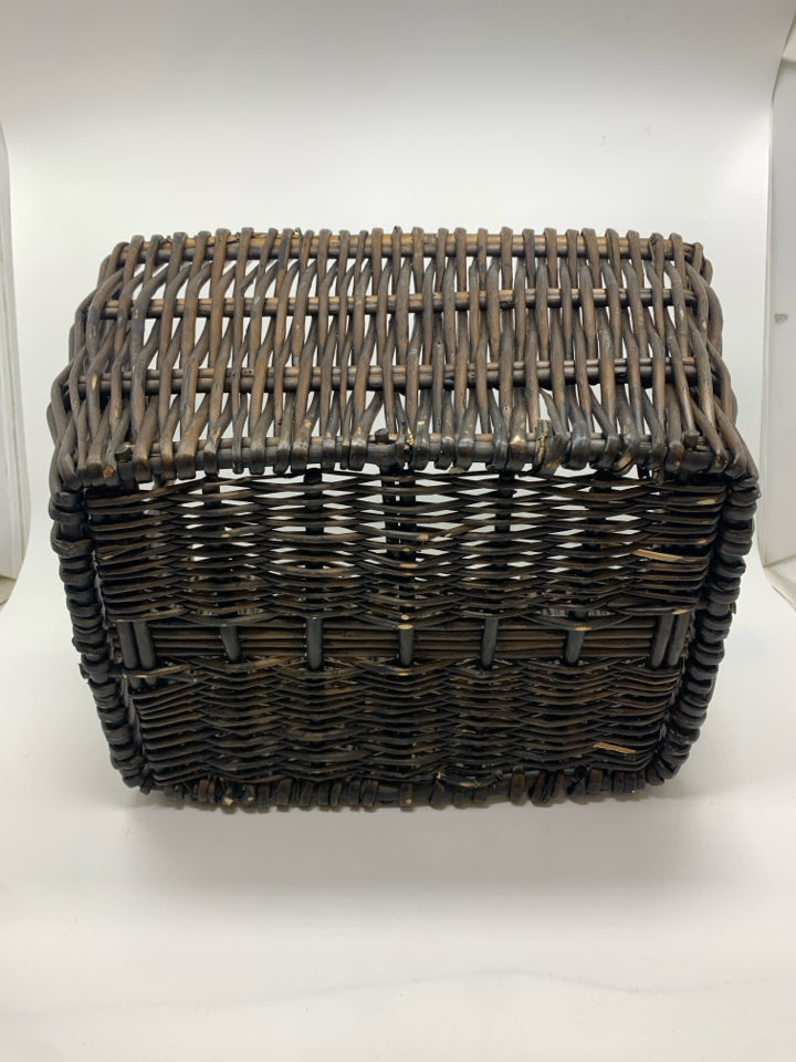 BROWN WICKER BASKET.