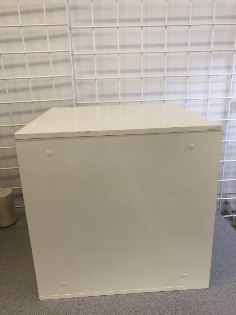 WHITE ORGANIZER W/ 5 SHELVES.