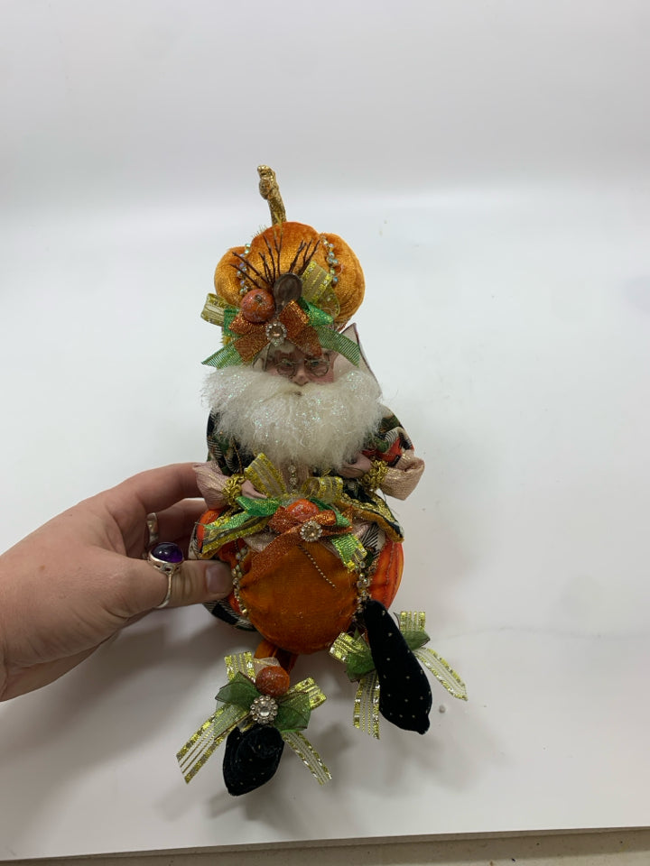 PUMPKIN ELF DECOR.
