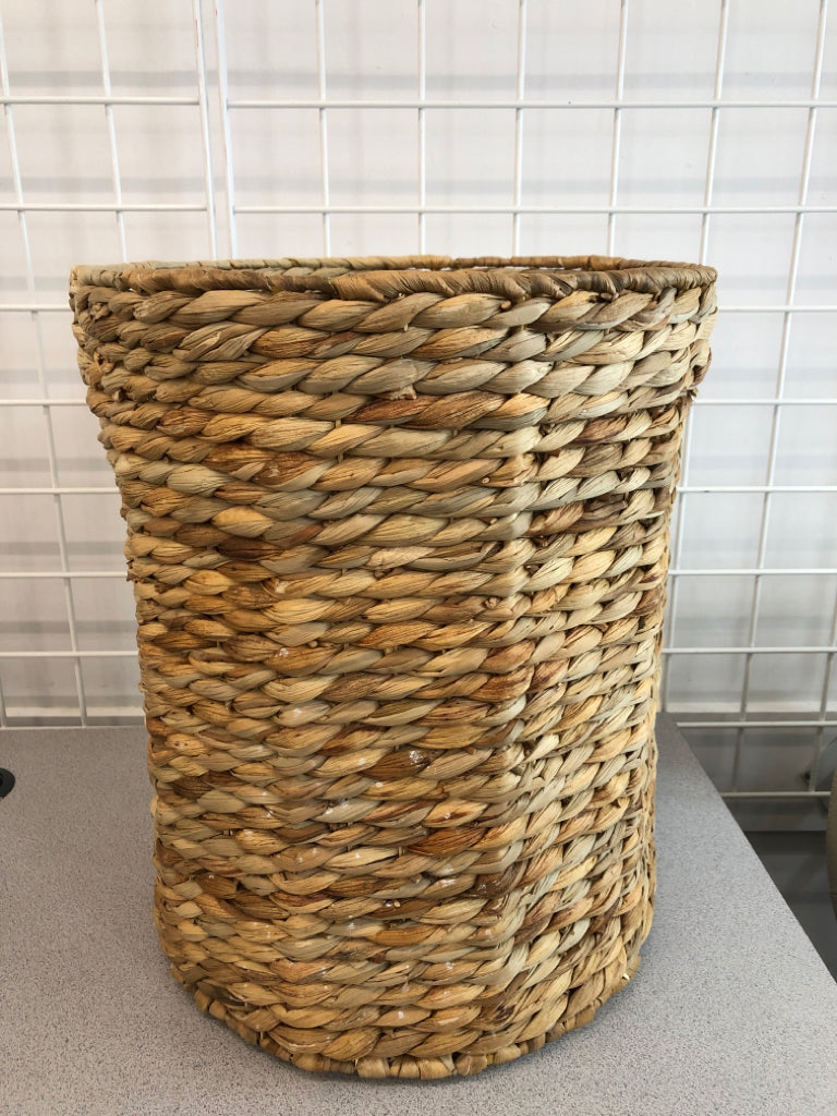 ROUND WOVEN BASKET.