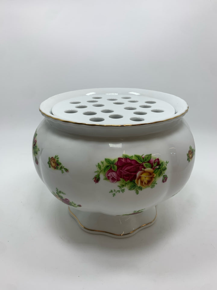 OLD COUNTRY ROSES ROYAL ALBERT FLOWER FROG.