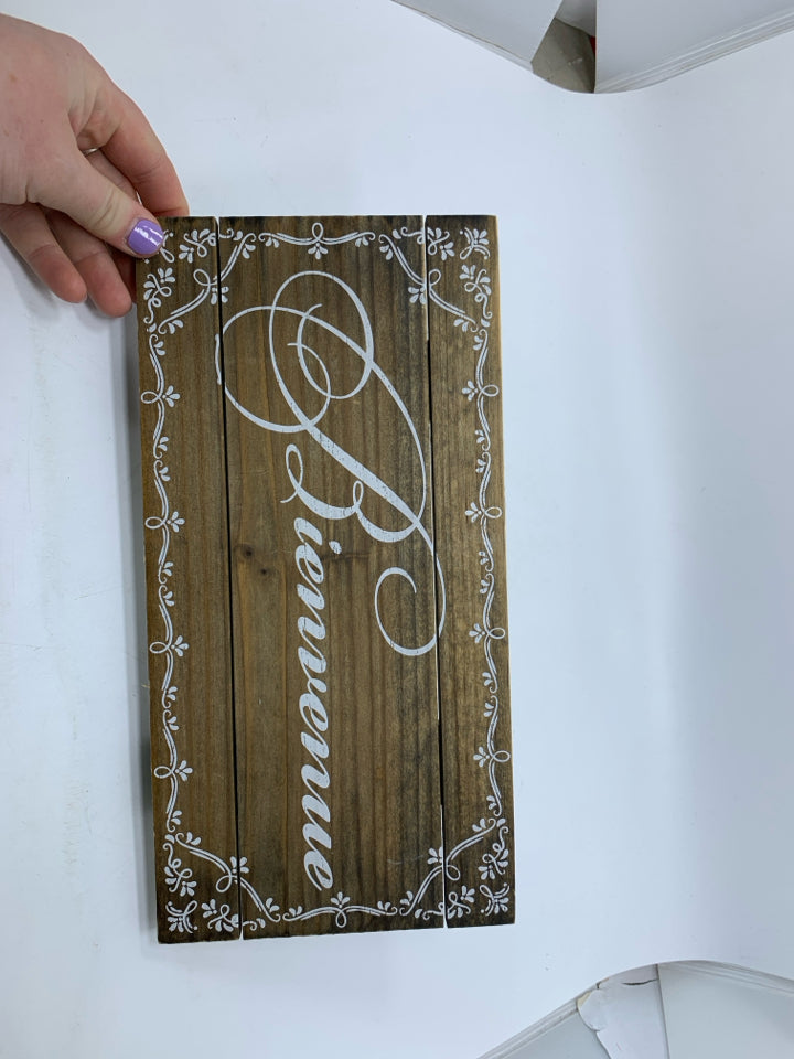 WOOD WELCOME SIGN IN DIFFERENT LANGUAGE.