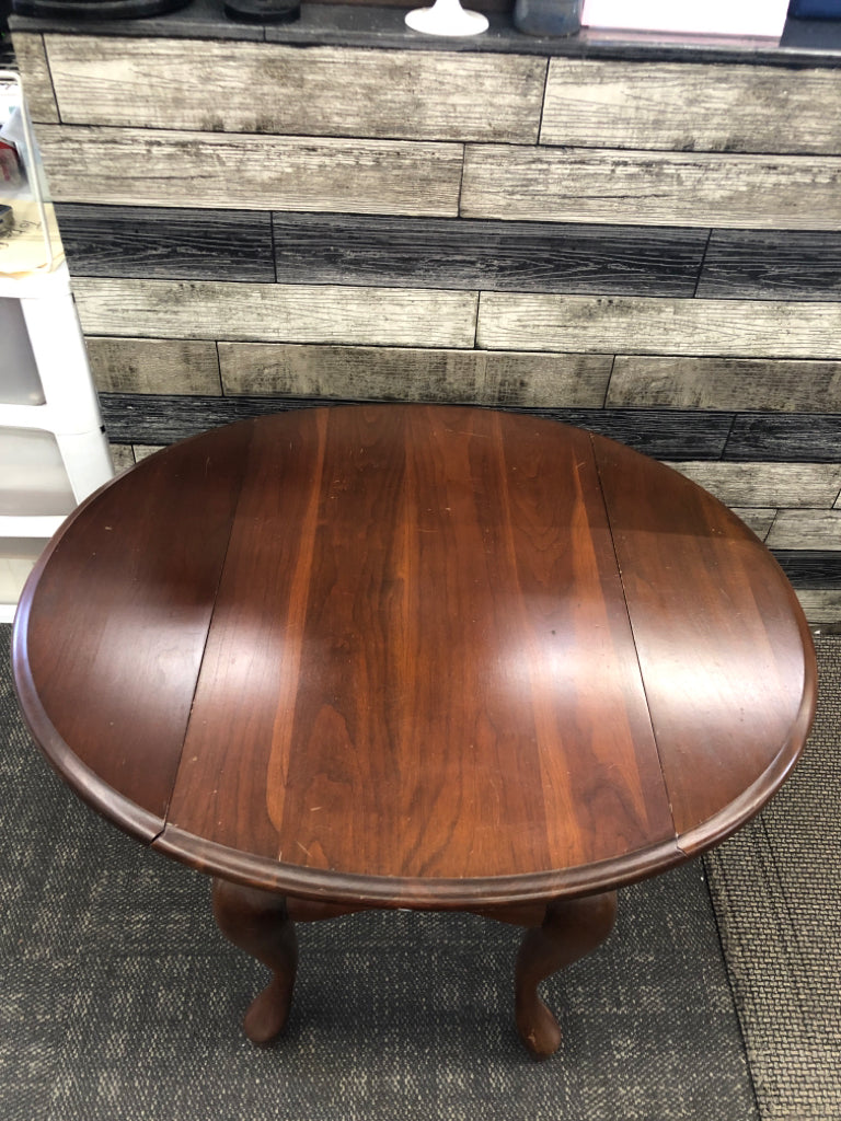 OVAL CHERRY WOOD DROP SIDE TABLE.
