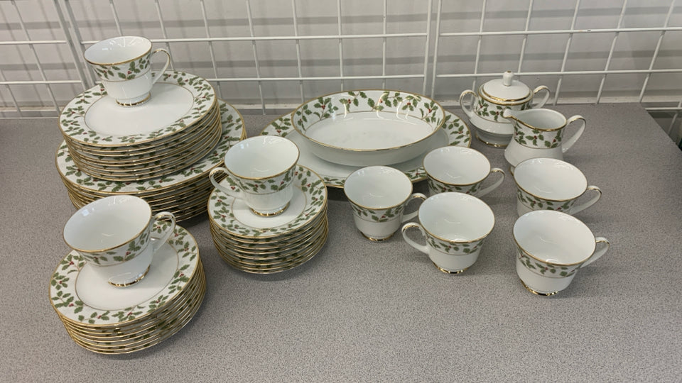 HOLLY & BERRY CHRISTMAS DISH SET SRV FOR 8- NORITAKE.
