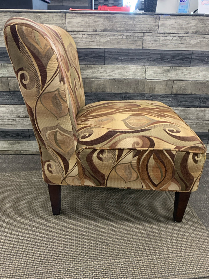 TAN ACCENT CHAIR W/ BROWN DETAILS.