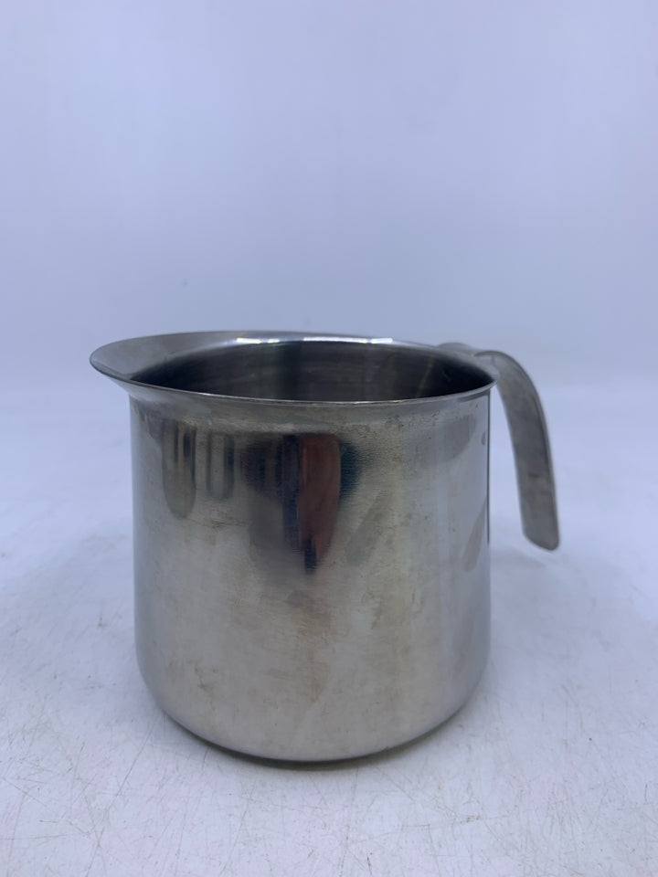 FROTHING PITCHER CUP W/ HANDLES.