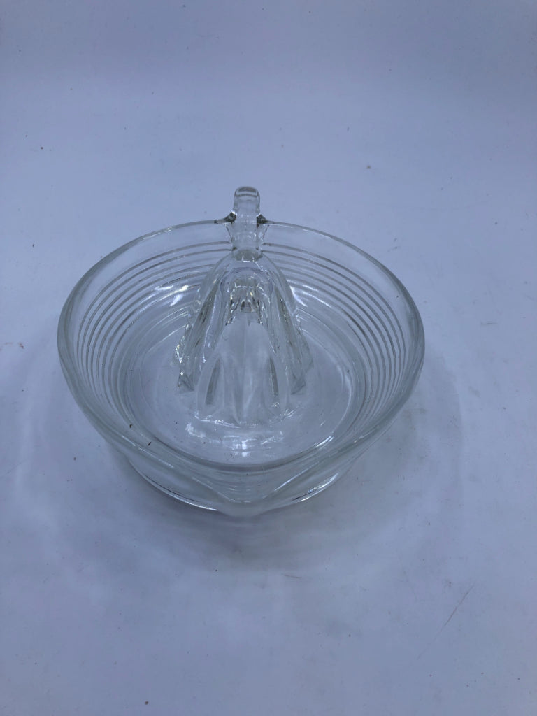 VTG CLEAR GLASS JUICER W HANDLE.