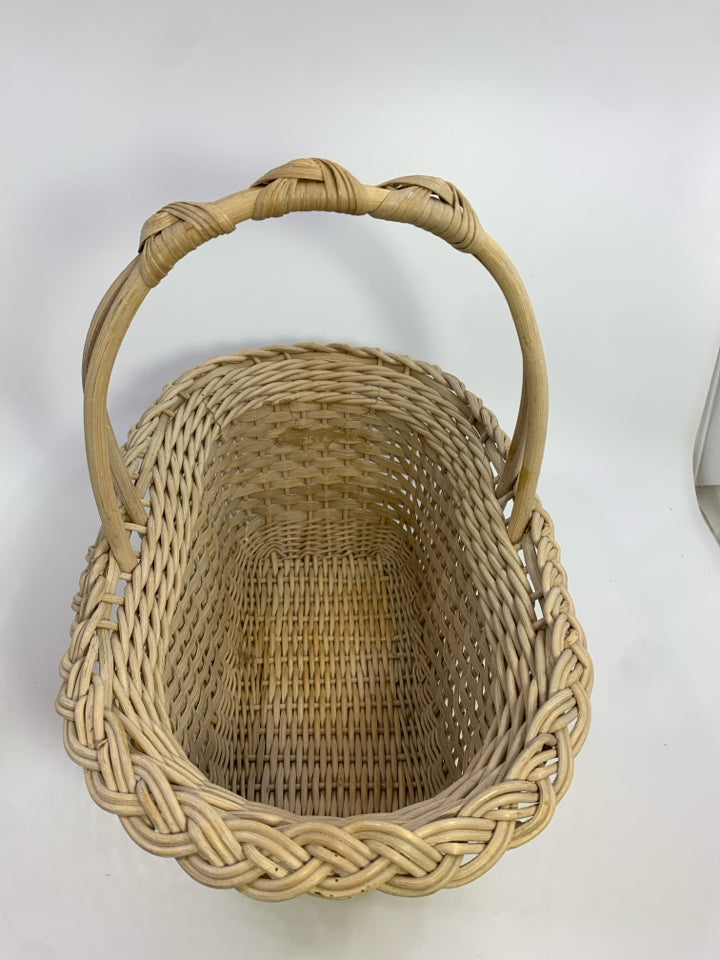 OVAL WHITE WOVEN BASKET W/HANDLE.