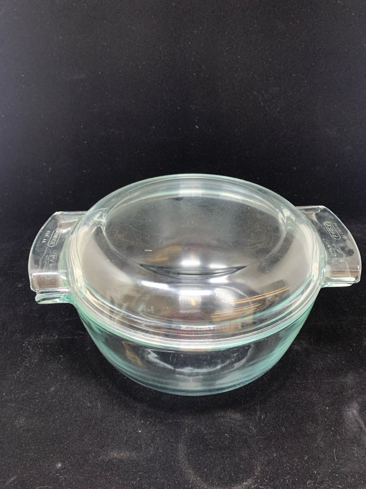 ROUND CLEAR GLASS PYREX CASSEROLE DISH W/LID.