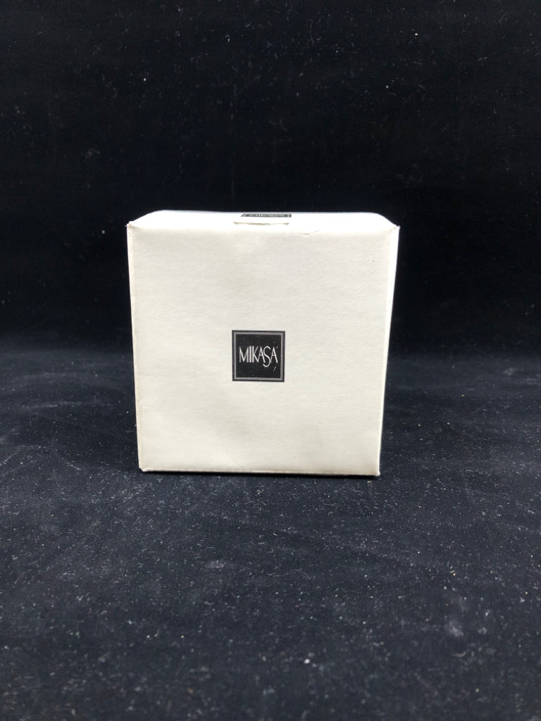 MIKASA LIBERTY COVERED BOX.