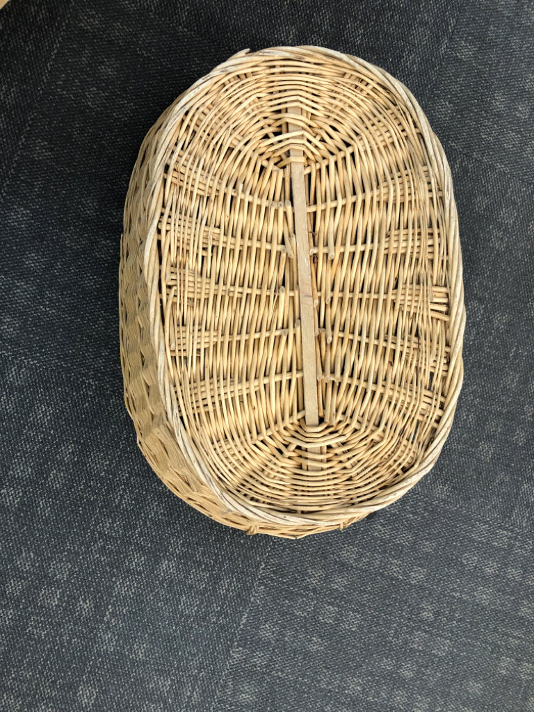 LARGE OVAL WICKER LAUNDRY BASKET W/HANDLES.