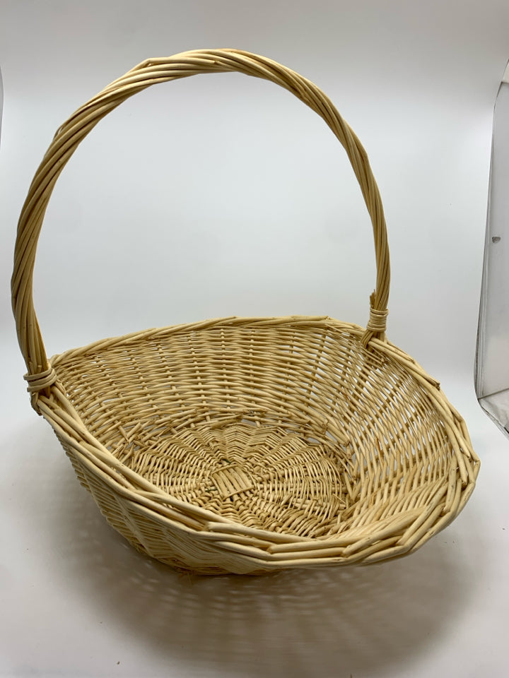 LIGHT WICKER BASKET W/HANDLE.
