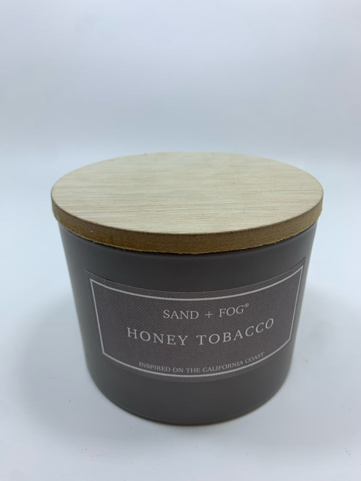 SAND+FOG HONEY TOBACCO 2 WICK CANDLE.
