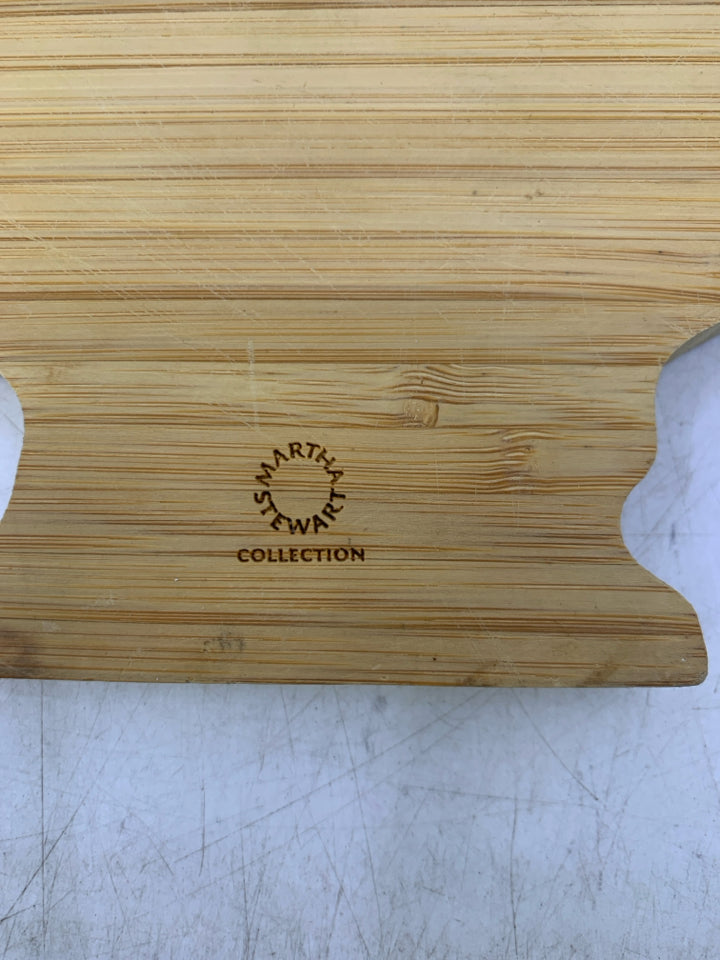 BLONDE HEN SHAPED CUTTING BOARD.