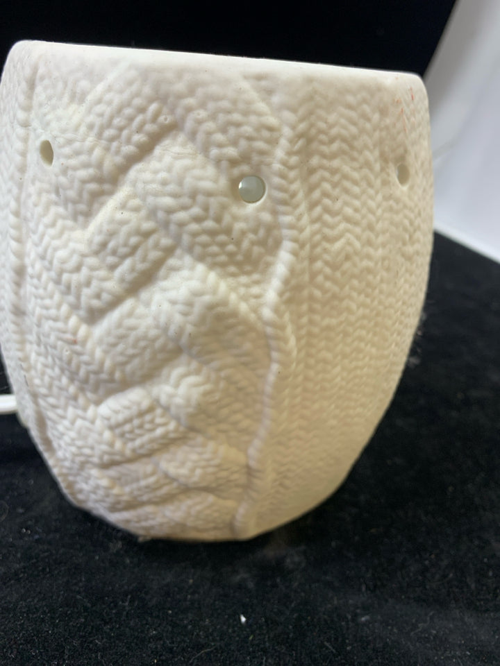 WHITE SWEATER PATTERN WAX WARMER.