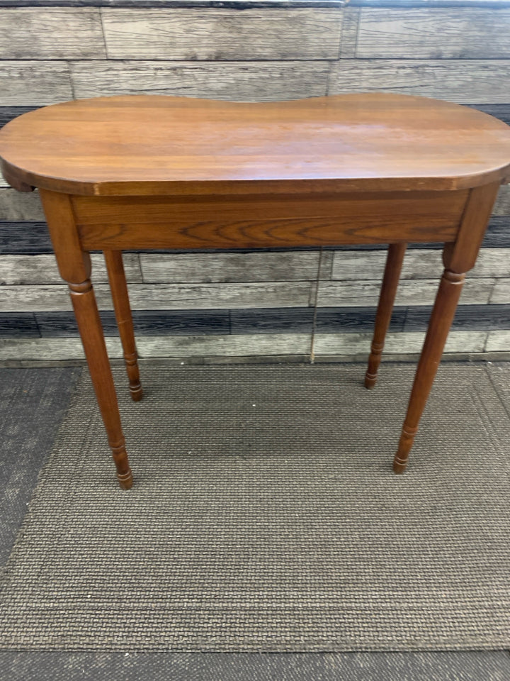 ROUND/OVAL ACCENT TABLE W SINGLE DRAWER *MINOR WARE*.