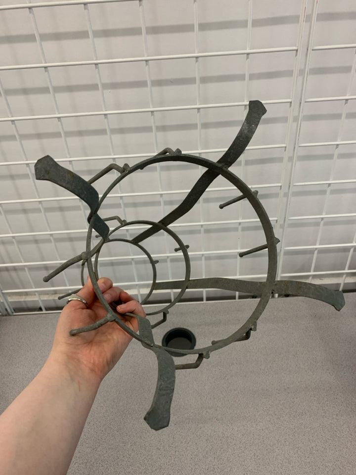 VTG-STYLE METAL MUG TREE.