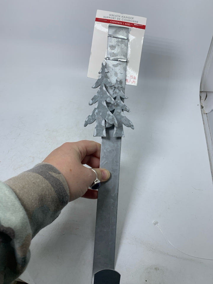 GALVANIZED OVER THE DOOR WREATH HANGER.