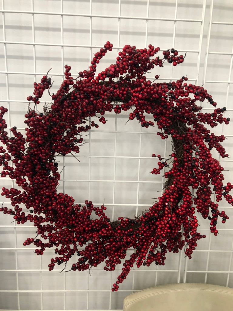 LG RED BERRY/TWIG WREATH.