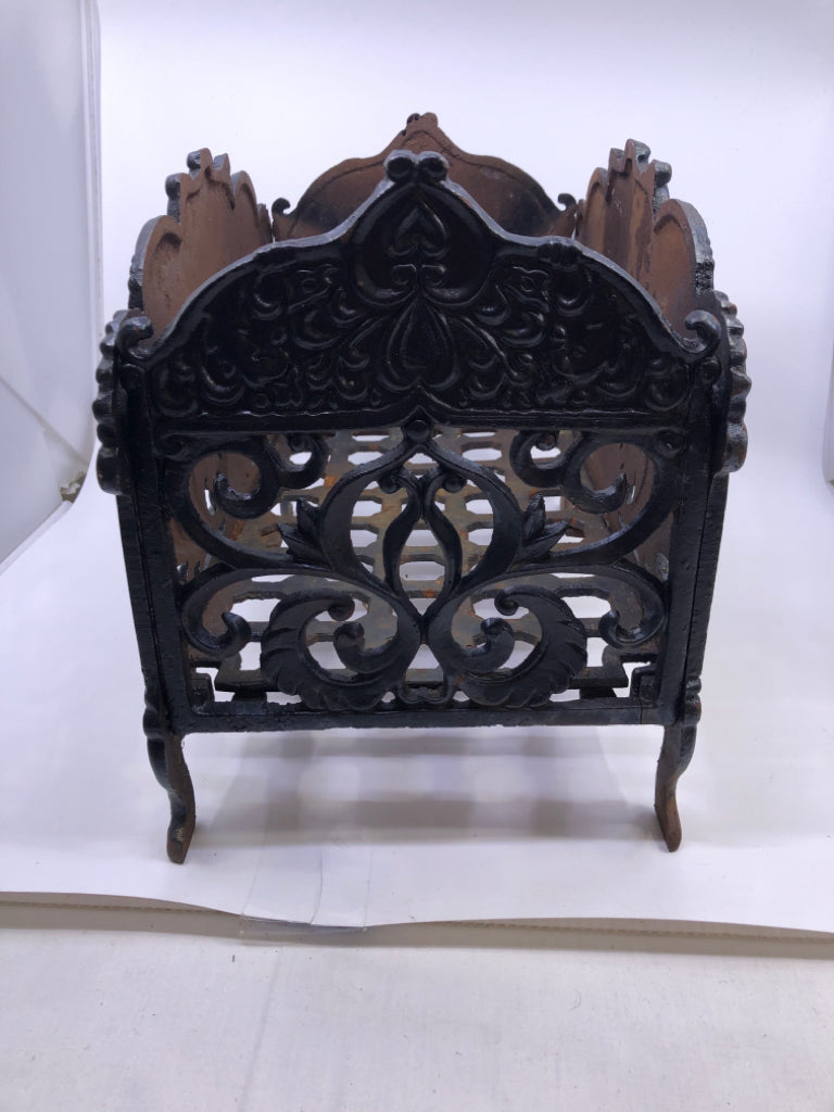 VTG HEAVY BLACK METAL CAST IRON FOOTED COAL FIREPLACE GRATE INSERT.