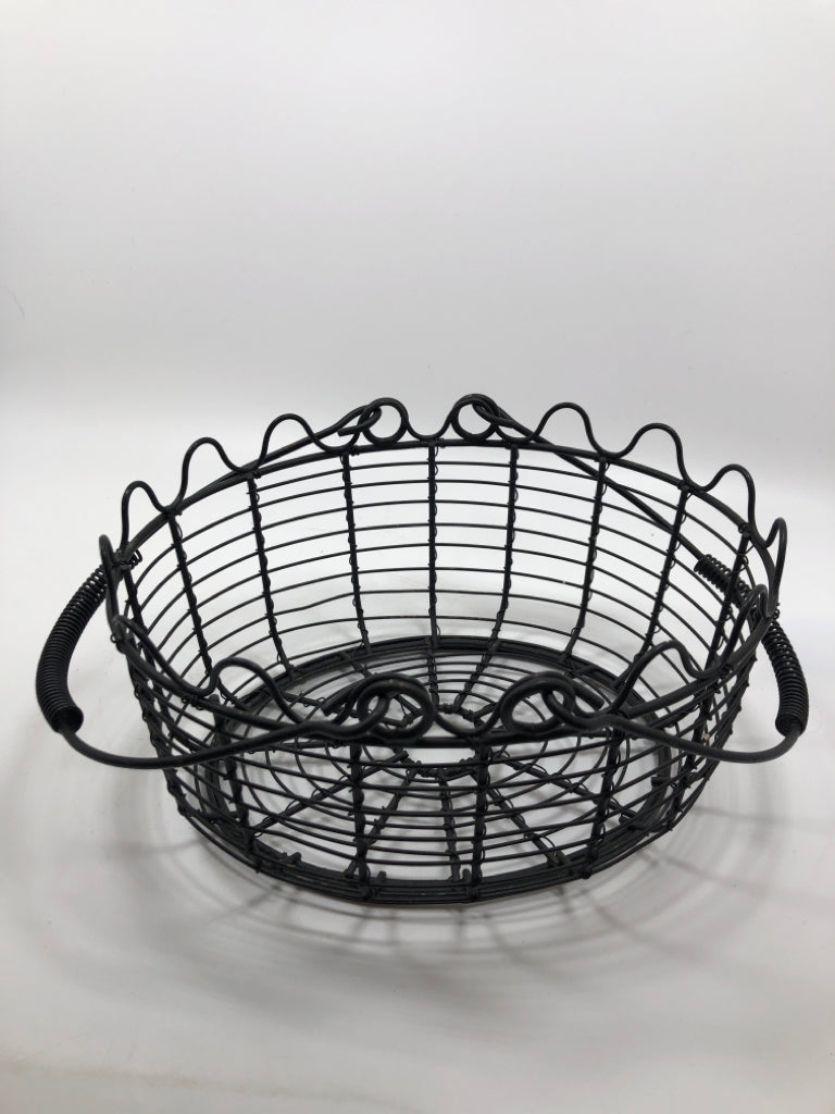 METAL SQUIGGLE BASKET.