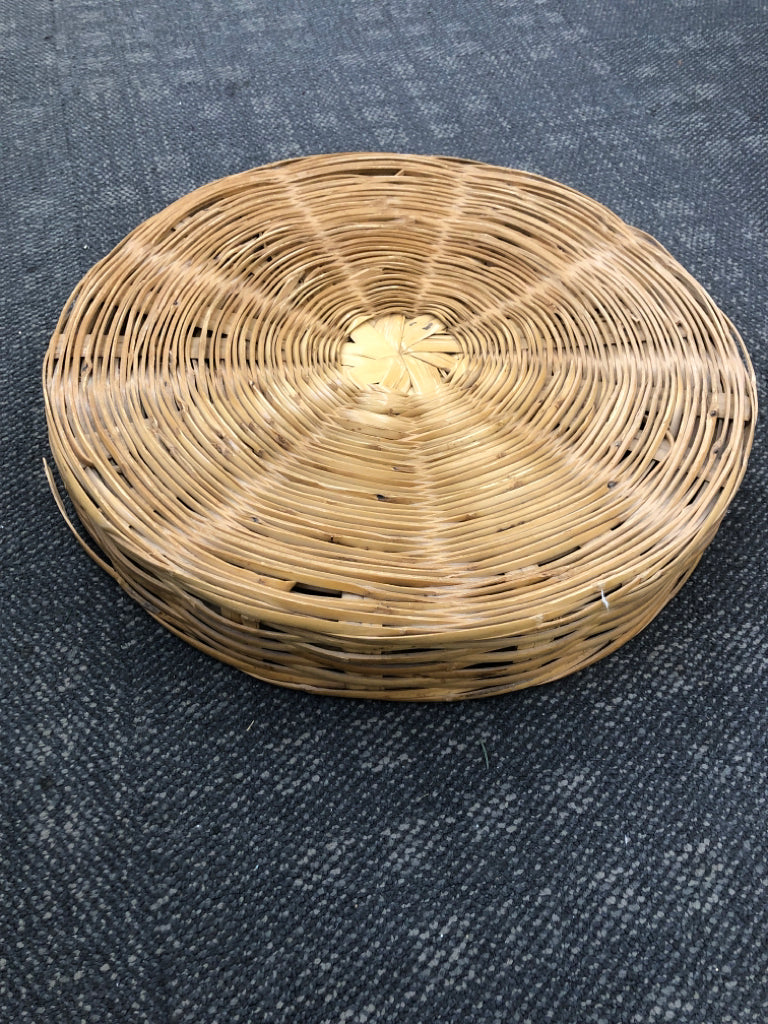 WOVEN WICKER TRAY.