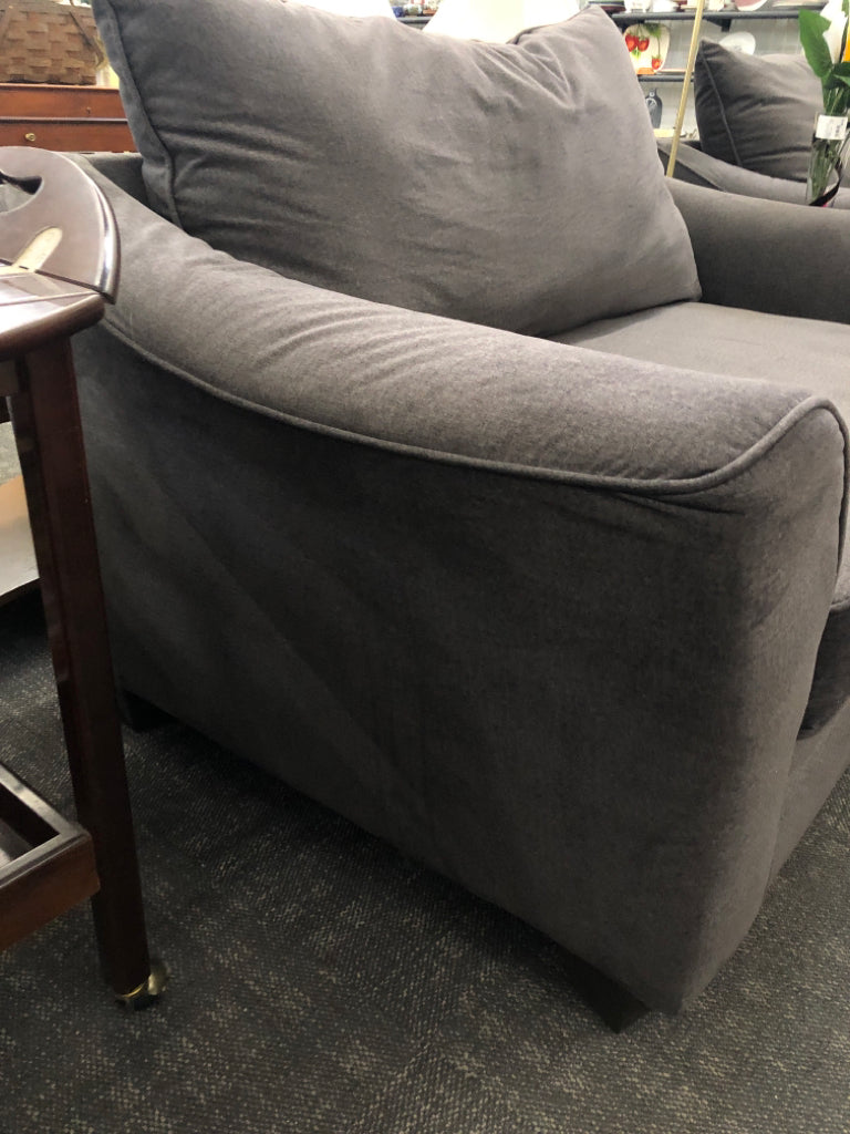 SOFT GRAY OVERSIZED CHAIR.