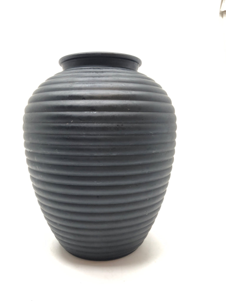 BLACK RIBBED VASE.