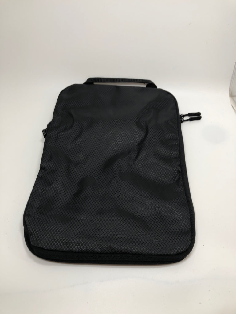 BLACK MESH PACKING CUBE FOR PANTS.