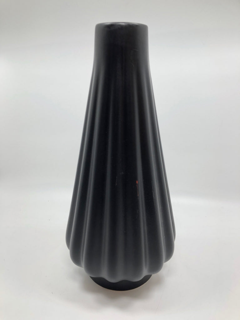 SPORVIL MATTE BLACK TERRA COTTA VASE.
