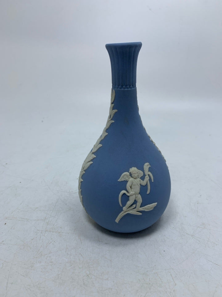 VTG JASPERWARE SHORT VASE W/ SKINNY NECK CHERUBS.