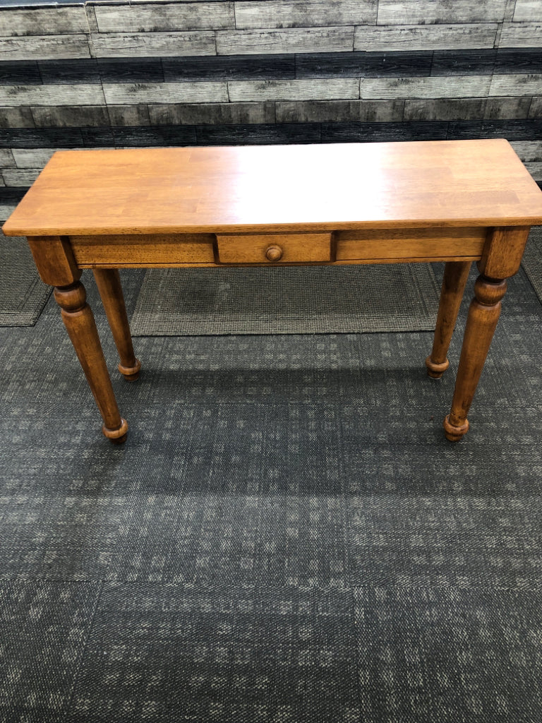 LT WOOD SPINDLE LEG SOFA TABLE W/DRAWER.
