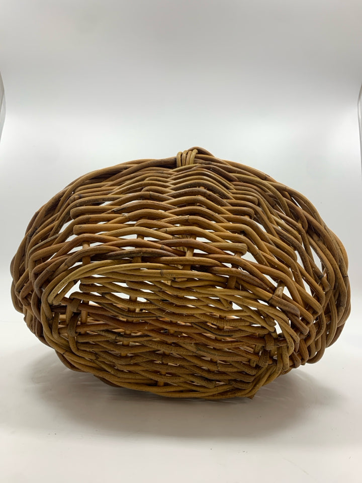 SMALL OVAL WICKER GATHERING BASKET.