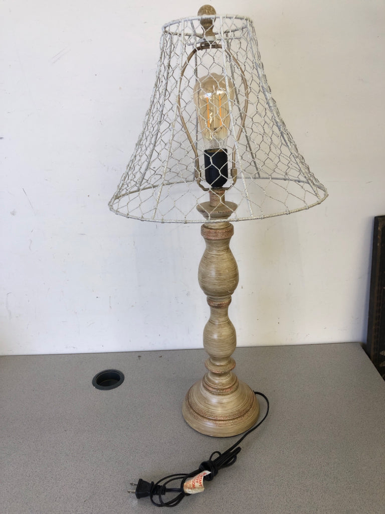 TAN DISTRESSED BASE TOUCH LAMP W/WHITE WIRE FRAME.
