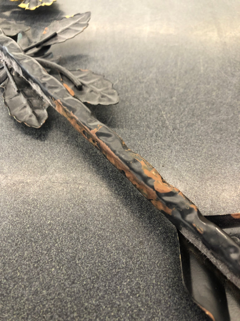 METAL ARROW W/ COLORFUL BOUQUET IN CENTER WALL ART.