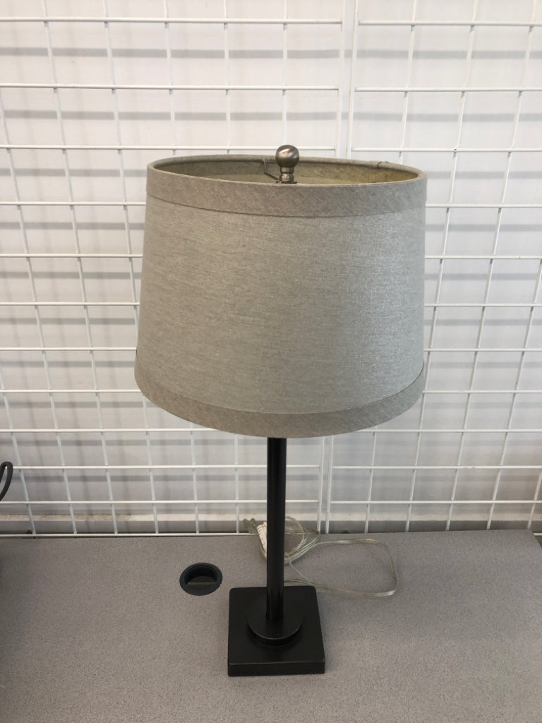 BLACK METAL LAMP W/GRAY SHADE.