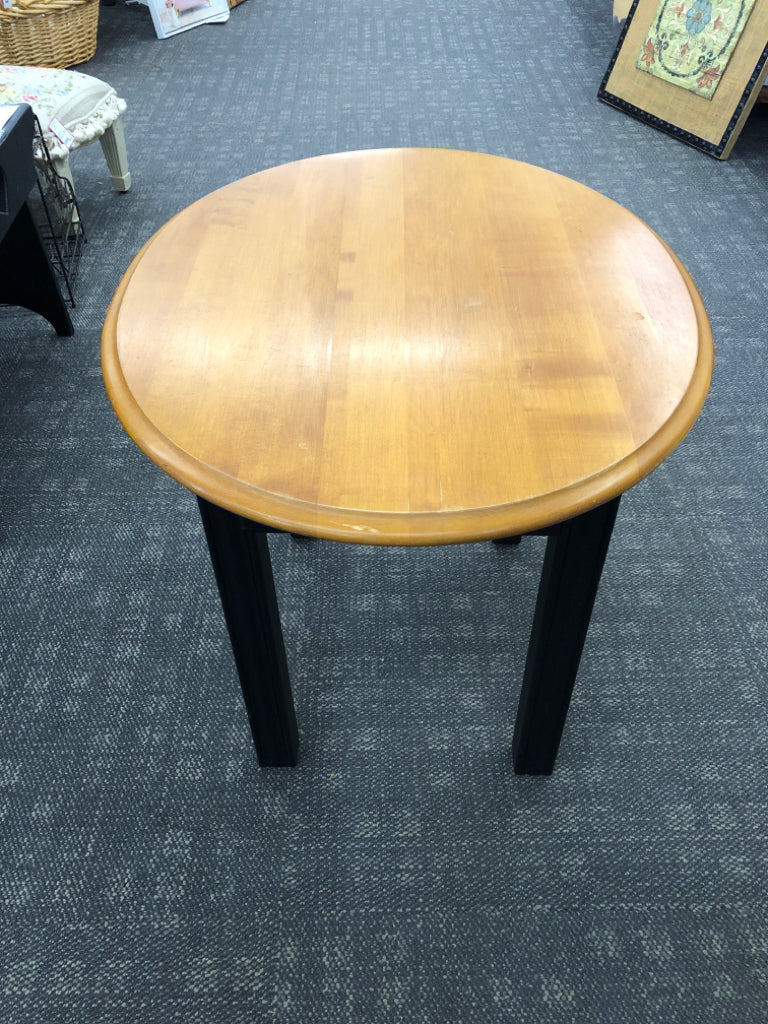 2-TONED BLACK & WOOD OVAL SIDE TABLE.
