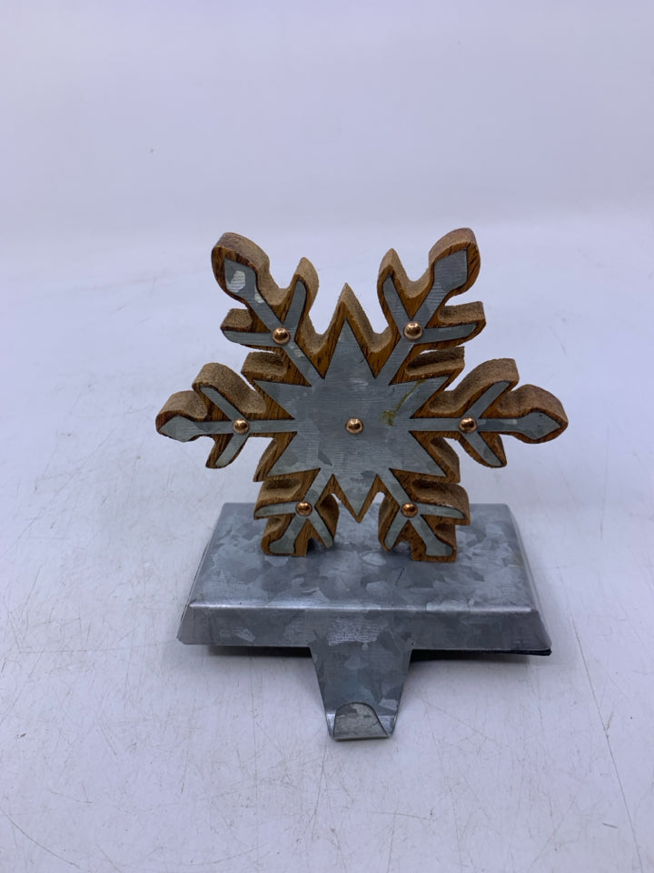 WOOD SNOWFLAKE W/ GALVANIZED DETAILS STOCKING HANGER.