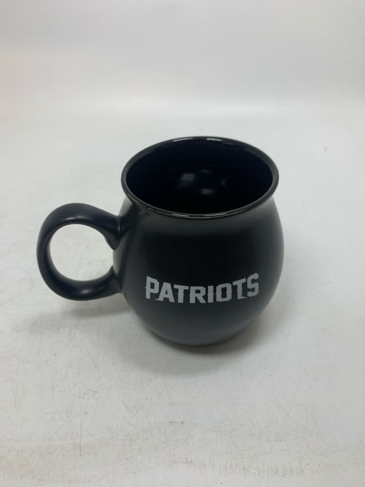 MATTE BLACK PATRIOTS SYMBOL MUG.